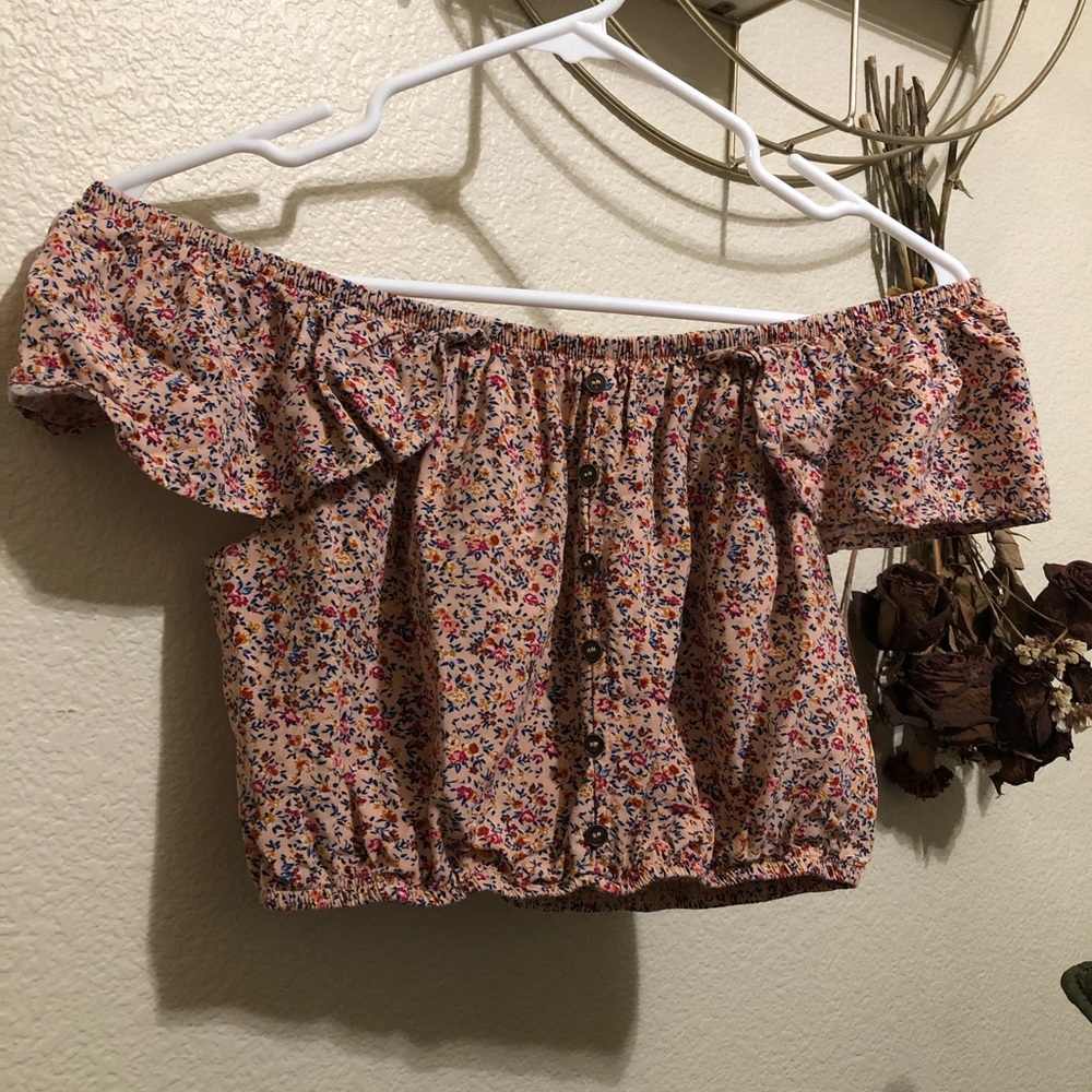 Button detail soft mauve off the shoulder floral print short sleeved crop top